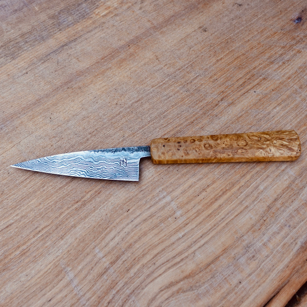 Petty Küchenmesser Götterschmiede handgefertigte Messer handgemachte Messer Klingen Damast Balbach Damast Puddeleisen Laminatstahl Qualität Ästhetik Messermacher Harz handcrafted knives damascus steel traditional forge quality aesthetics
