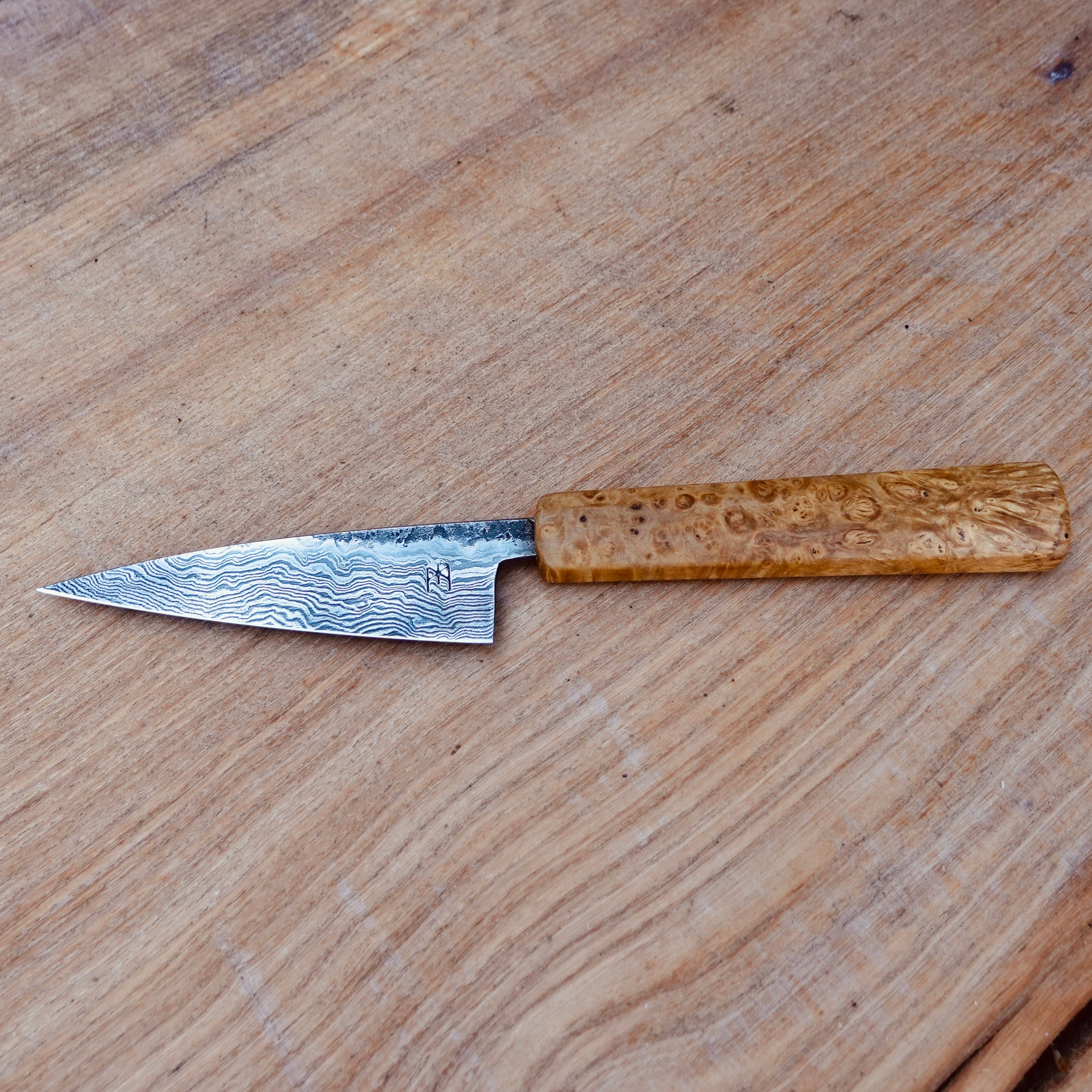 Petty Küchenmesser Götterschmiede handgefertigte Messer handgemachte Messer Klingen Damast Balbach Damast Puddeleisen Laminatstahl Qualität Ästhetik Messermacher Harz handcrafted knives damascus steel traditional forge quality aesthetics