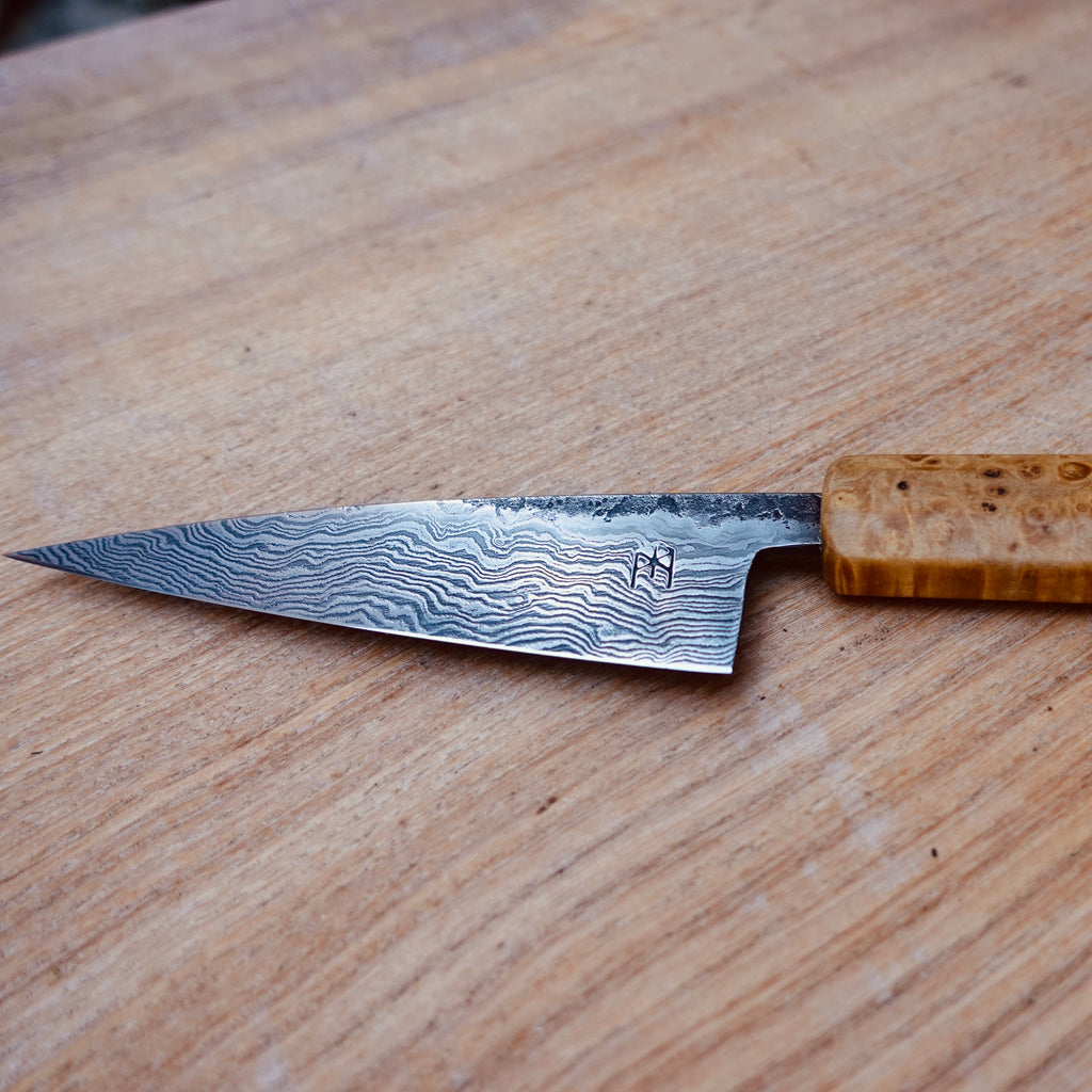 Petty Küchenmesser Götterschmiede handgefertigte Messer handgemachte Messer Klingen Damast Balbach Damast Puddeleisen Laminatstahl Qualität Ästhetik Messermacher Harz handcrafted knives damascus steel traditional forge quality aesthetics