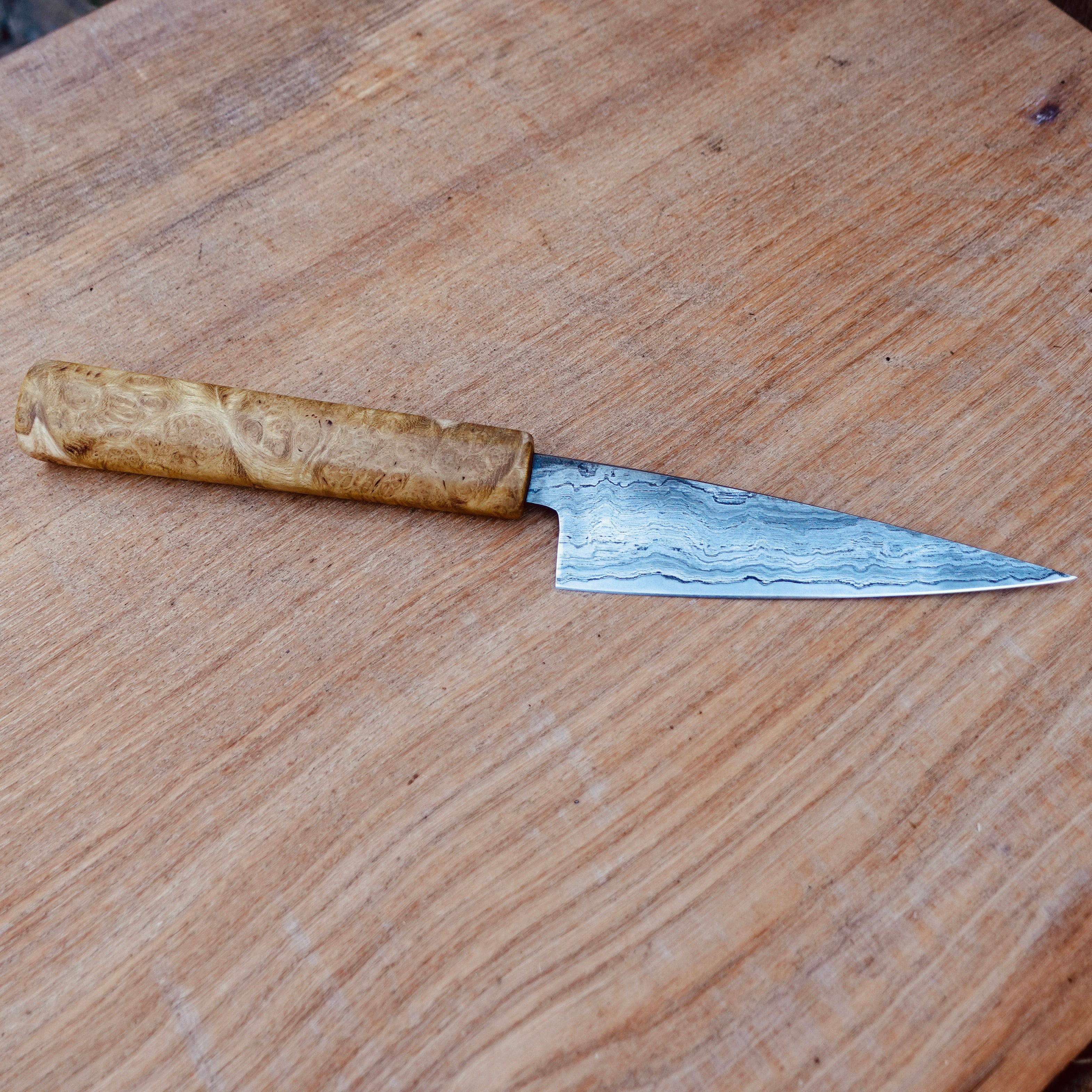Petty Küchenmesser Götterschmiede handgefertigte Messer handgemachte Messer Klingen Damast Balbach Damast Puddeleisen Laminatstahl Qualität Ästhetik Messermacher Harz handcrafted knives damascus steel traditional forge quality aesthetics