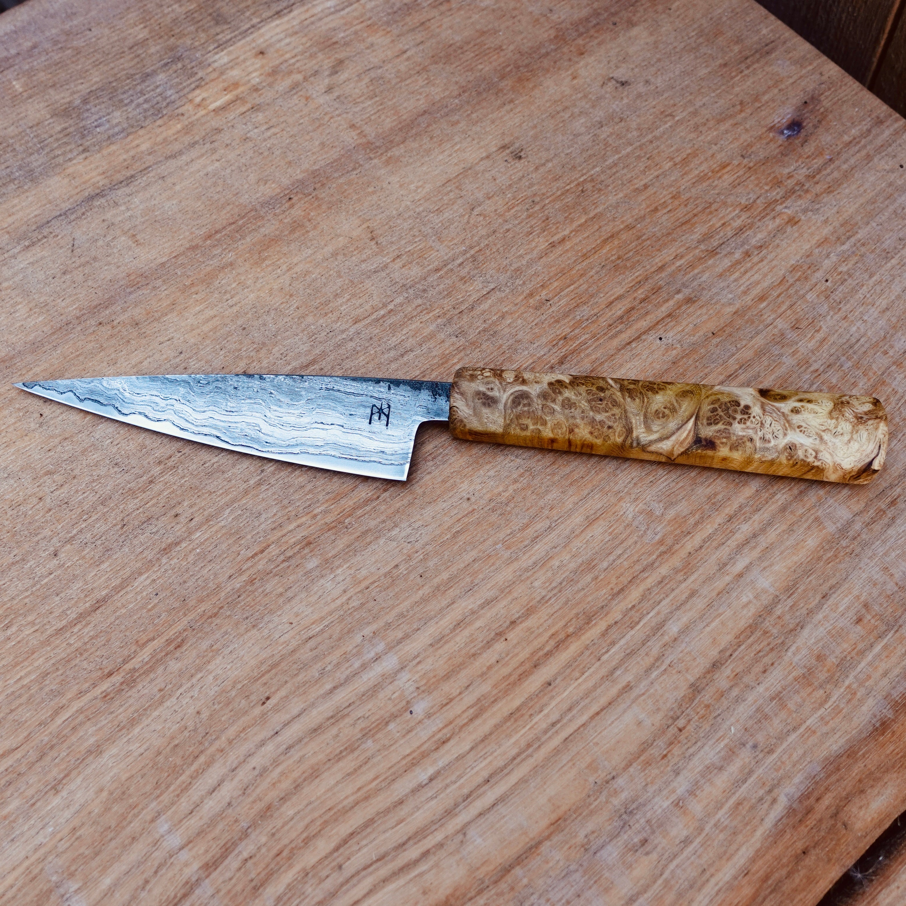 Petty Küchenmesser Götterschmiede handgefertigte Messer handgemachte Messer Klingen Damast Balbach Damast Puddeleisen Laminatstahl Qualität Ästhetik Messermacher Harz handcrafted knives damascus steel traditional forge quality aesthetics