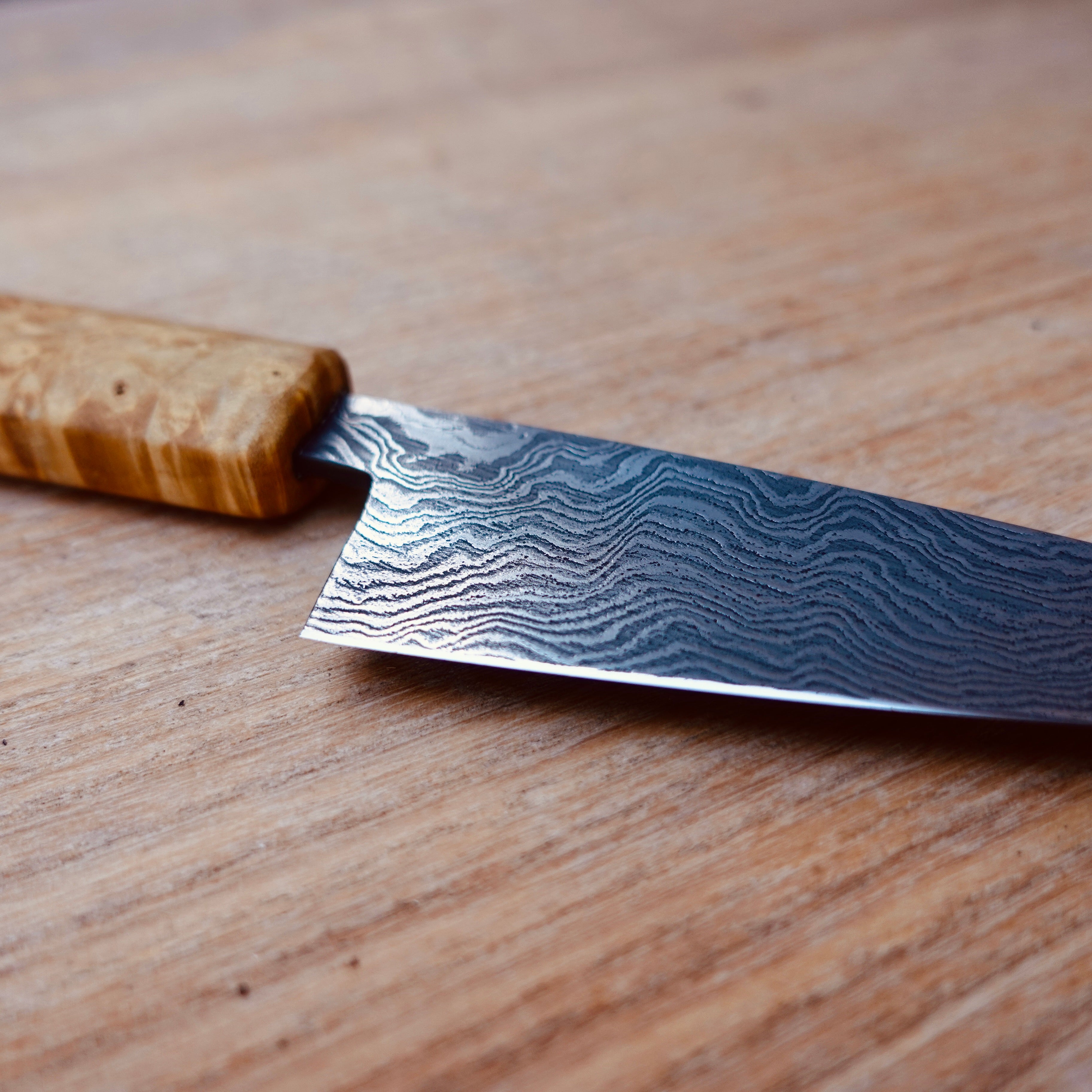 Petty Küchenmesser Götterschmiede handgefertigte Messer handgemachte Messer Klingen Damast Balbach Damast Puddeleisen Laminatstahl Qualität Ästhetik Messermacher Harz handcrafted knives damascus steel traditional forge quality aesthetics