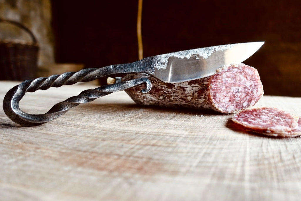 Druidenmesser Mittelalter Puddeleisen Götterschmiede handgefertigte Messer handgemachte Messer Klingen Damast Balbach Damast Puddeleisen Laminatstahl Qualität Ästhetik Messermacher Harz handcrafted knives damascus steel traditional forge quality aesthetics medieval