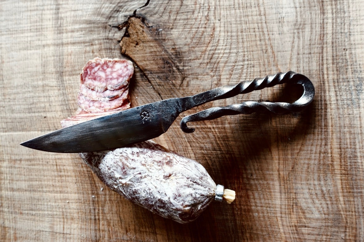 Druidenmesser Mittelalter Puddeleisen Götterschmiede handgefertigte Messer handgemachte Messer Klingen Damast Balbach Damast Puddeleisen Laminatstahl Qualität Ästhetik Messermacher Harz handcrafted knives damascus steel traditional forge quality aesthetics medieval