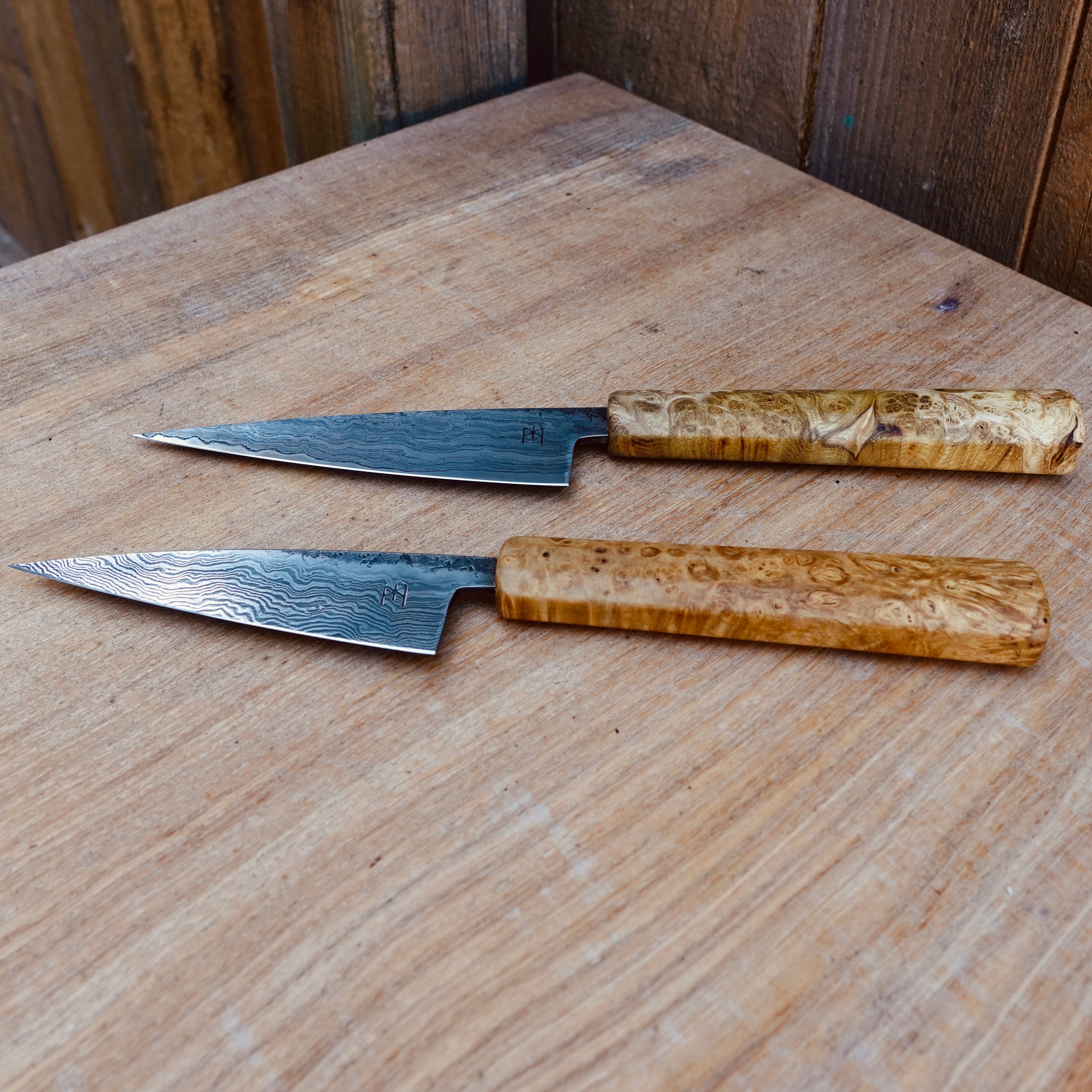 Petty Küchenmesser Götterschmiede handgefertigte Messer handgemachte Messer Klingen Damast Balbach Damast Puddeleisen Laminatstahl Qualität Ästhetik Messermacher Harz handcrafted knives damascus steel traditional forge quality aesthetics