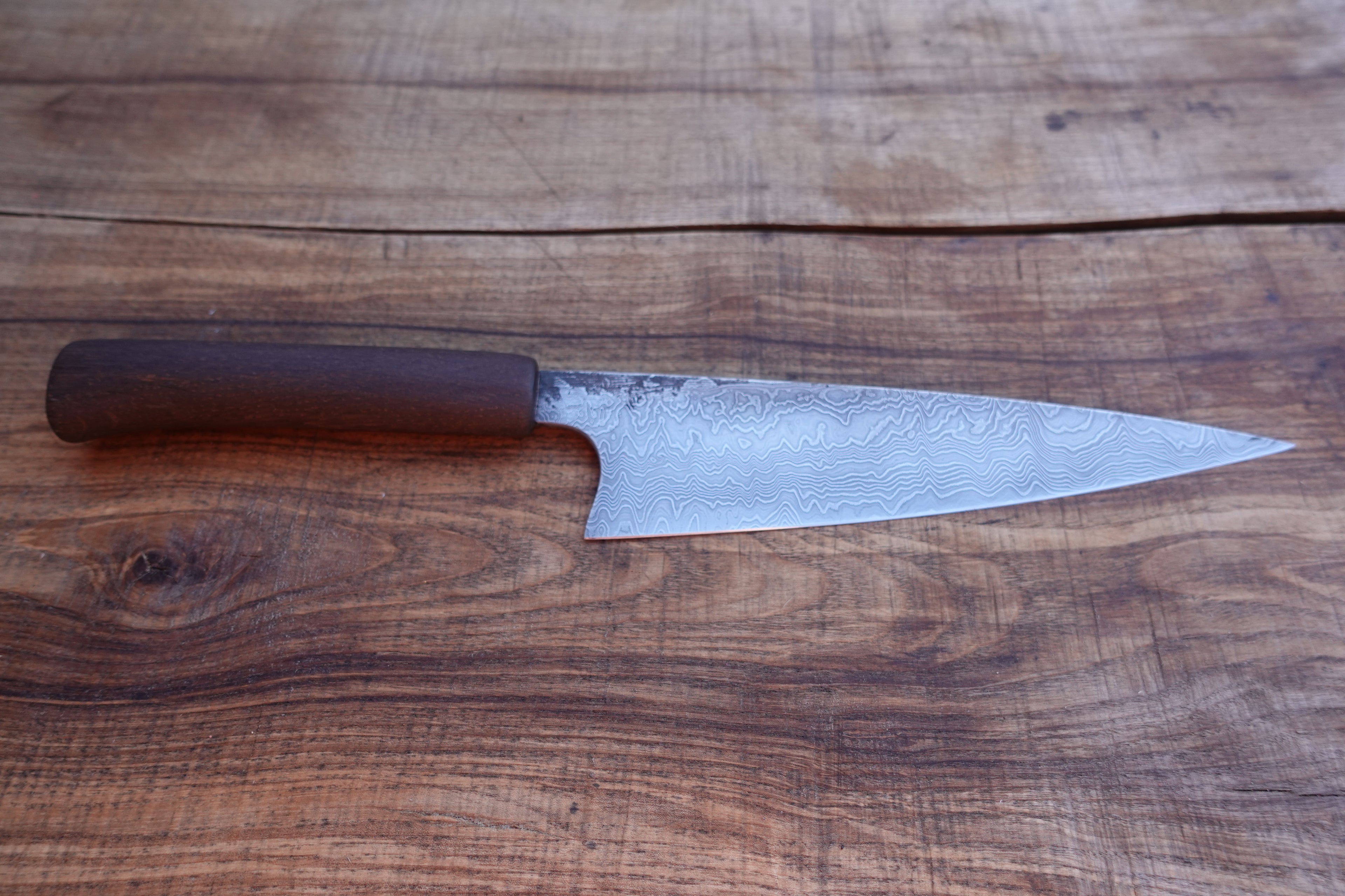 Petty Küchenmesser Götterschmiede handgefertigte Messer handgemachte Messer Klingen Damast Balbach Damast Puddeleisen Laminatstahl Qualität Ästhetik Messermacher Harz handcrafted knives damascus steel traditional forge quality aesthetics