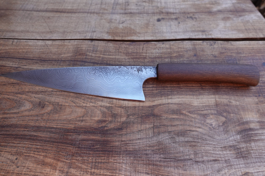 Petty Küchenmesser Götterschmiede handgefertigte Messer handgemachte Messer Klingen Damast Balbach Damast Puddeleisen Laminatstahl Qualität Ästhetik Messermacher Harz handcrafted knives damascus steel traditional forge quality aesthetics