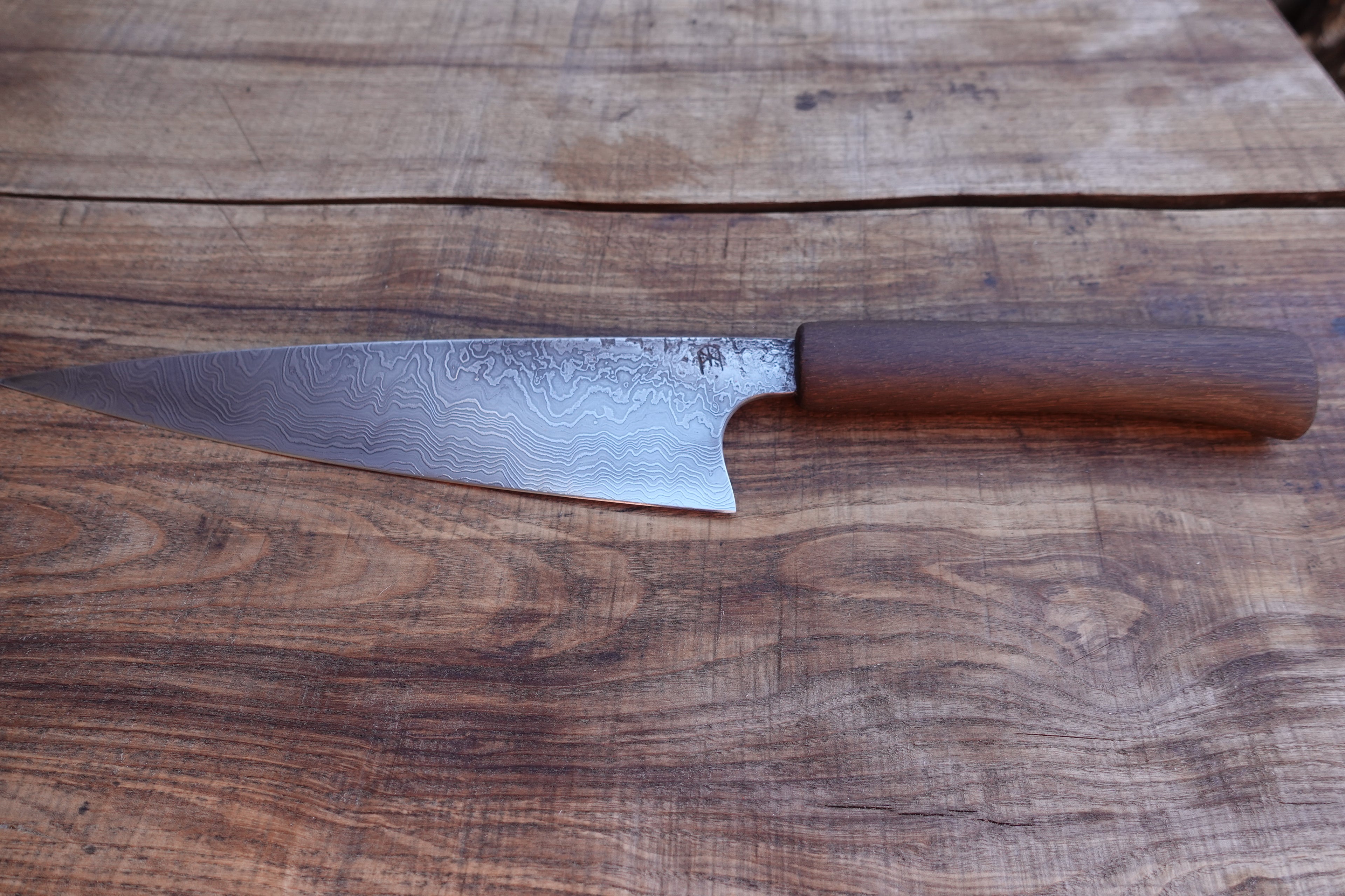 Petty Küchenmesser Götterschmiede handgefertigte Messer handgemachte Messer Klingen Damast Balbach Damast Puddeleisen Laminatstahl Qualität Ästhetik Messermacher Harz handcrafted knives damascus steel traditional forge quality aesthetics