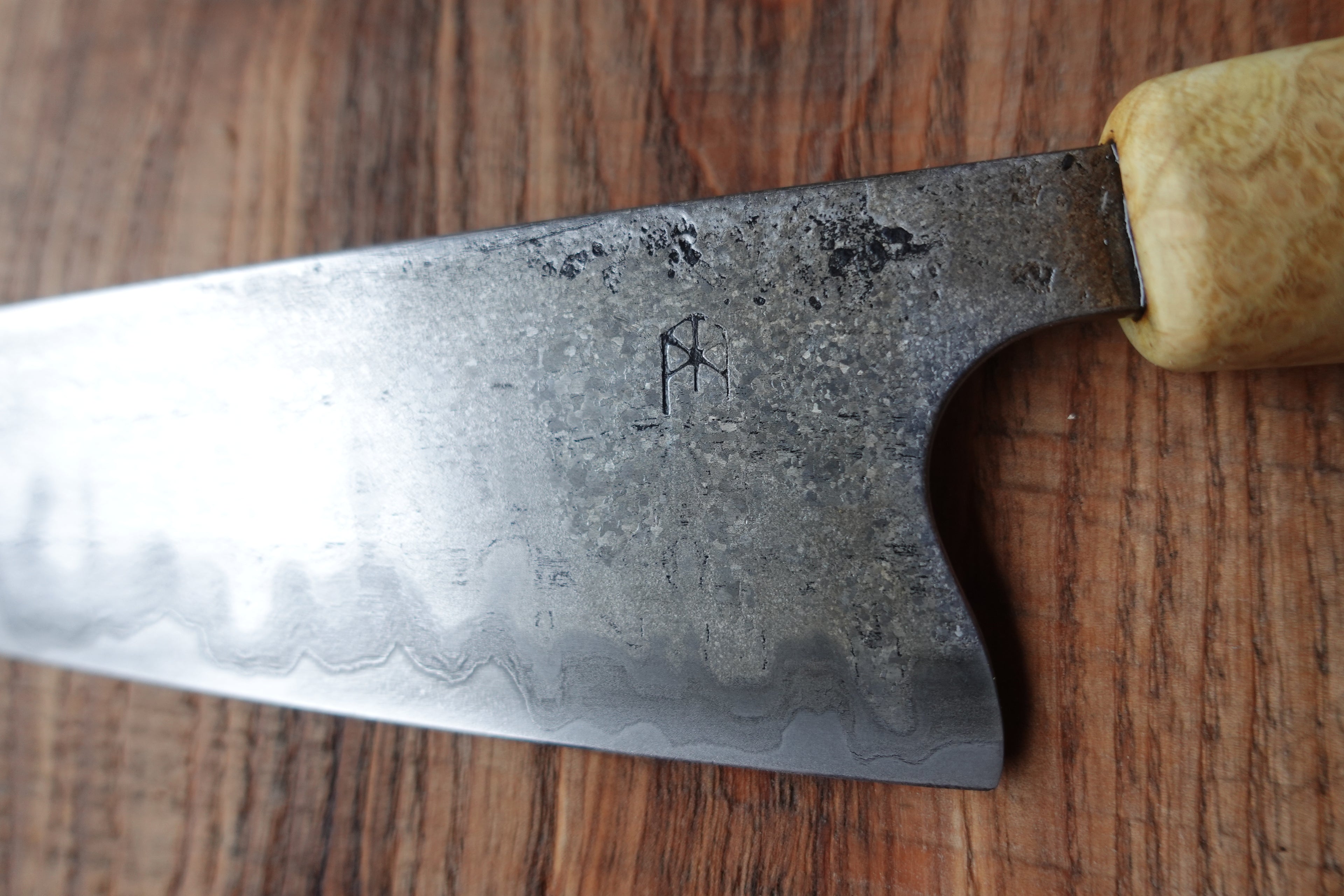 Petty Küchenmesser Götterschmiede handgefertigte Messer handgemachte Messer Klingen Damast Balbach Damast Puddeleisen Laminatstahl Qualität Ästhetik Messermacher Harz handcrafted knives damascus steel traditional forge quality aesthetics