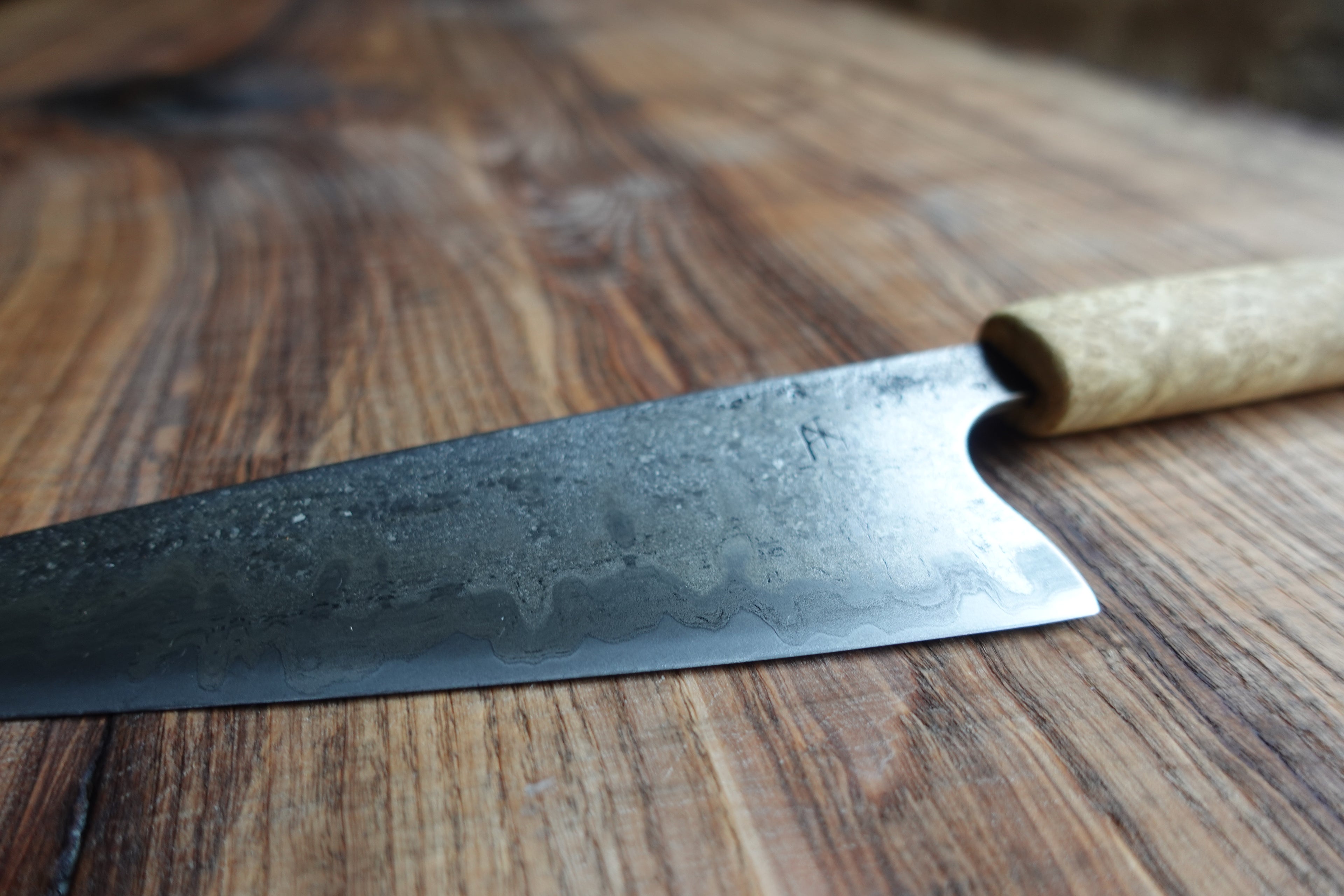 Petty Küchenmesser Götterschmiede handgefertigte Messer handgemachte Messer Klingen Damast Balbach Damast Puddeleisen Laminatstahl Qualität Ästhetik Messermacher Harz handcrafted knives damascus steel traditional forge quality aesthetics