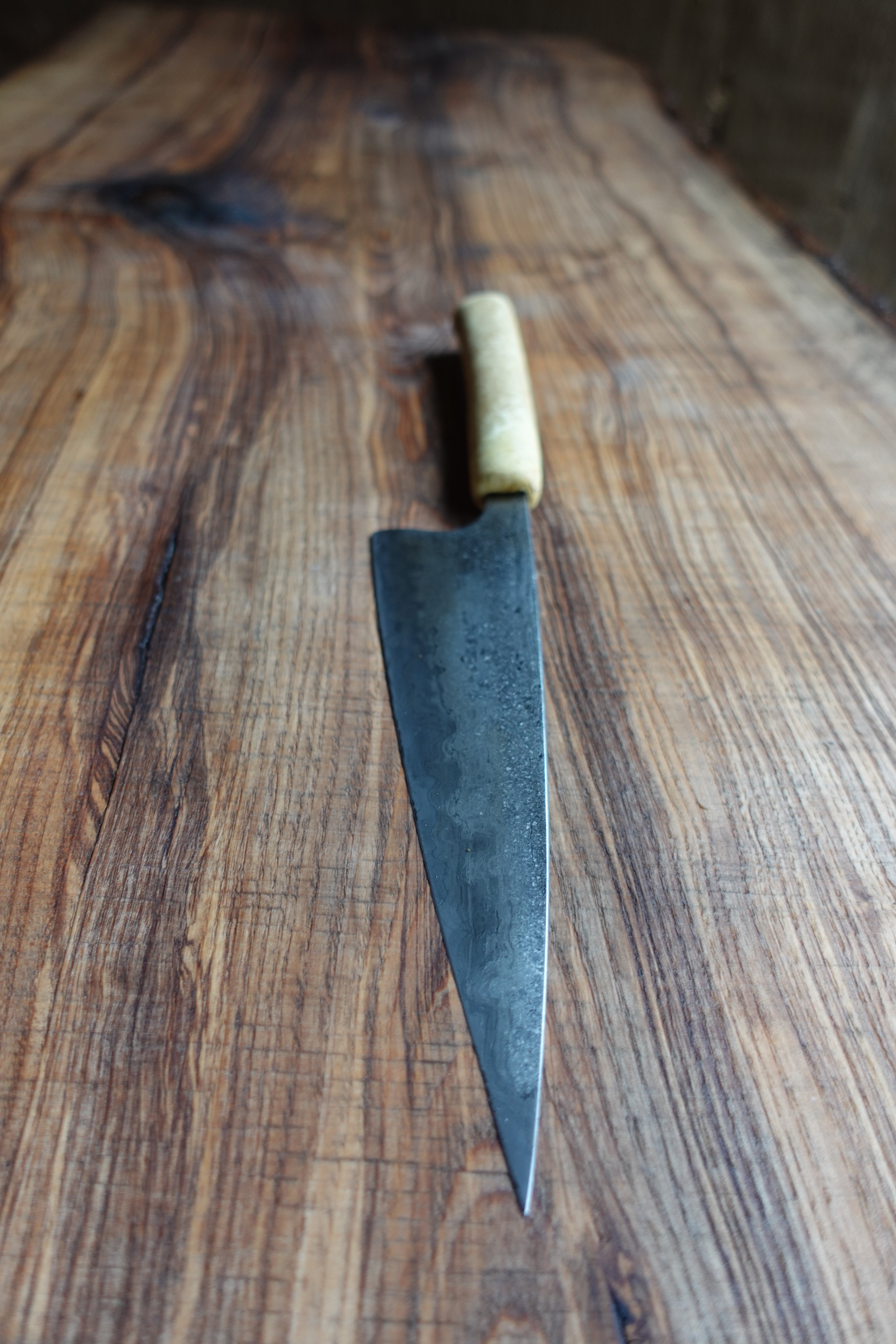 Petty Küchenmesser Götterschmiede handgefertigte Messer handgemachte Messer Klingen Damast Balbach Damast Puddeleisen Laminatstahl Qualität Ästhetik Messermacher Harz handcrafted knives damascus steel traditional forge quality aesthetics