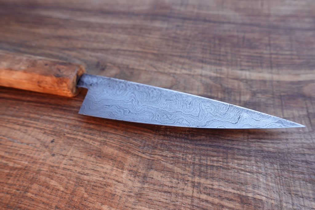 Petty Küchenmesser Götterschmiede handgefertigte Messer handgemachte Messer Klingen Damast Balbach Damast Puddeleisen Laminatstahl Qualität Ästhetik Messermacher Harz handcrafted knives damascus steel traditional forge quality aesthetics