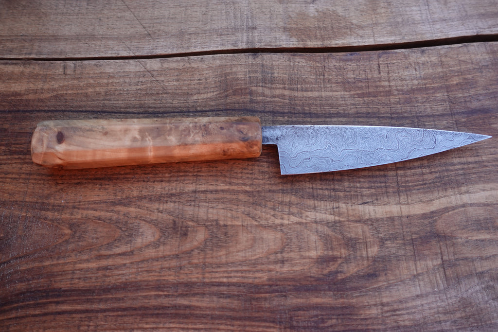 Petty Küchenmesser Götterschmiede handgefertigte Messer handgemachte Messer Klingen Damast Balbach Damast Puddeleisen Laminatstahl Qualität Ästhetik Messermacher Harz handcrafted knives damascus steel traditional forge quality aesthetics