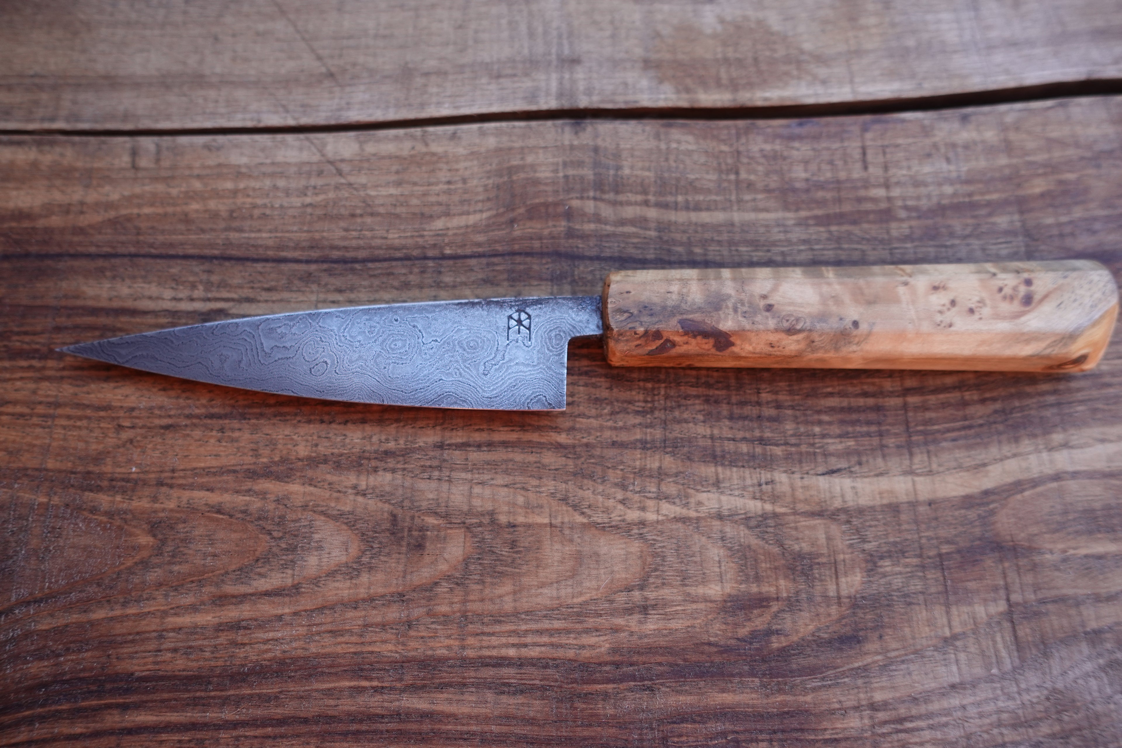 Petty Küchenmesser Götterschmiede handgefertigte Messer handgemachte Messer Klingen Damast Balbach Damast Puddeleisen Laminatstahl Qualität Ästhetik Messermacher Harz handcrafted knives damascus steel traditional forge quality aesthetics