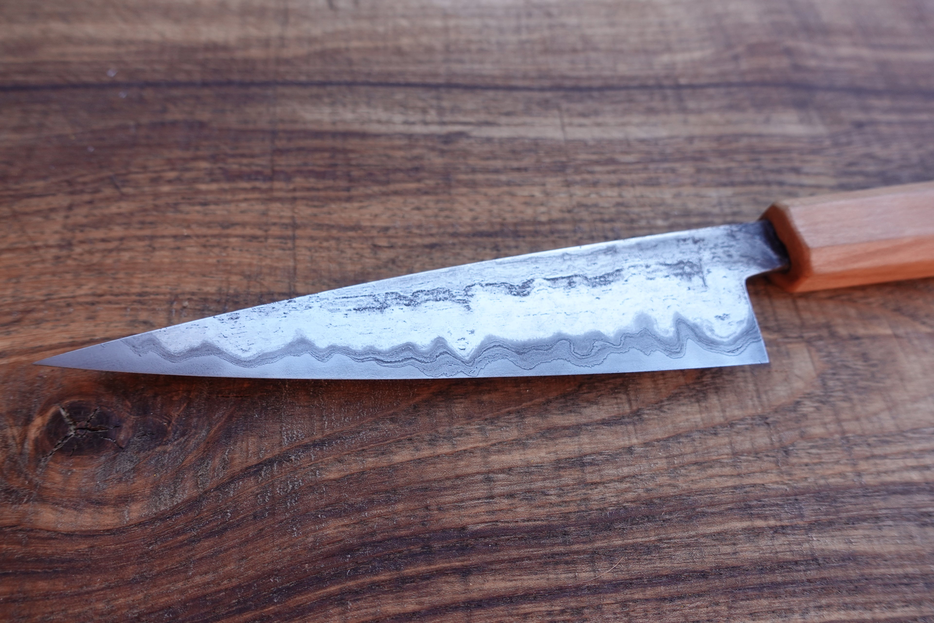 Petty Küchenmesser Götterschmiede handgefertigte Messer handgemachte Messer Klingen Damast Balbach Damast Puddeleisen Laminatstahl Qualität Ästhetik Messermacher Harz handcrafted knives damascus steel traditional forge quality aesthetics