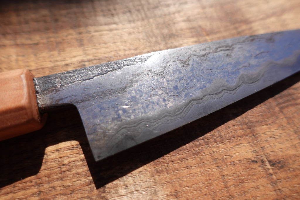 Petty Küchenmesser Götterschmiede handgefertigte Messer handgemachte Messer Klingen Damast Balbach Damast Puddeleisen Laminatstahl Qualität Ästhetik Messermacher Harz handcrafted knives damascus steel traditional forge quality aesthetics