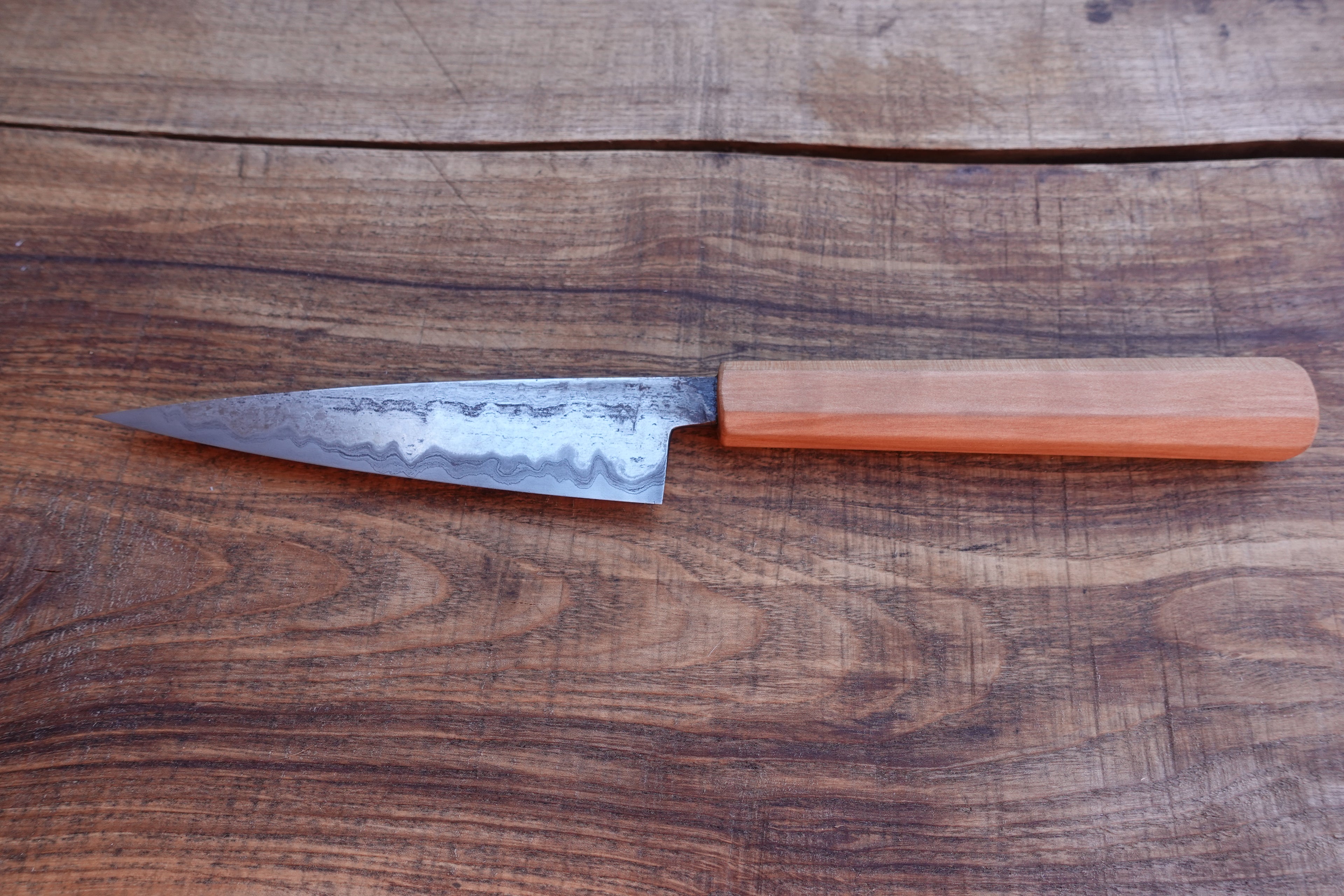 Petty Küchenmesser Götterschmiede handgefertigte Messer handgemachte Messer Klingen Damast Balbach Damast Puddeleisen Laminatstahl Qualität Ästhetik Messermacher Harz handcrafted knives damascus steel traditional forge quality aesthetics