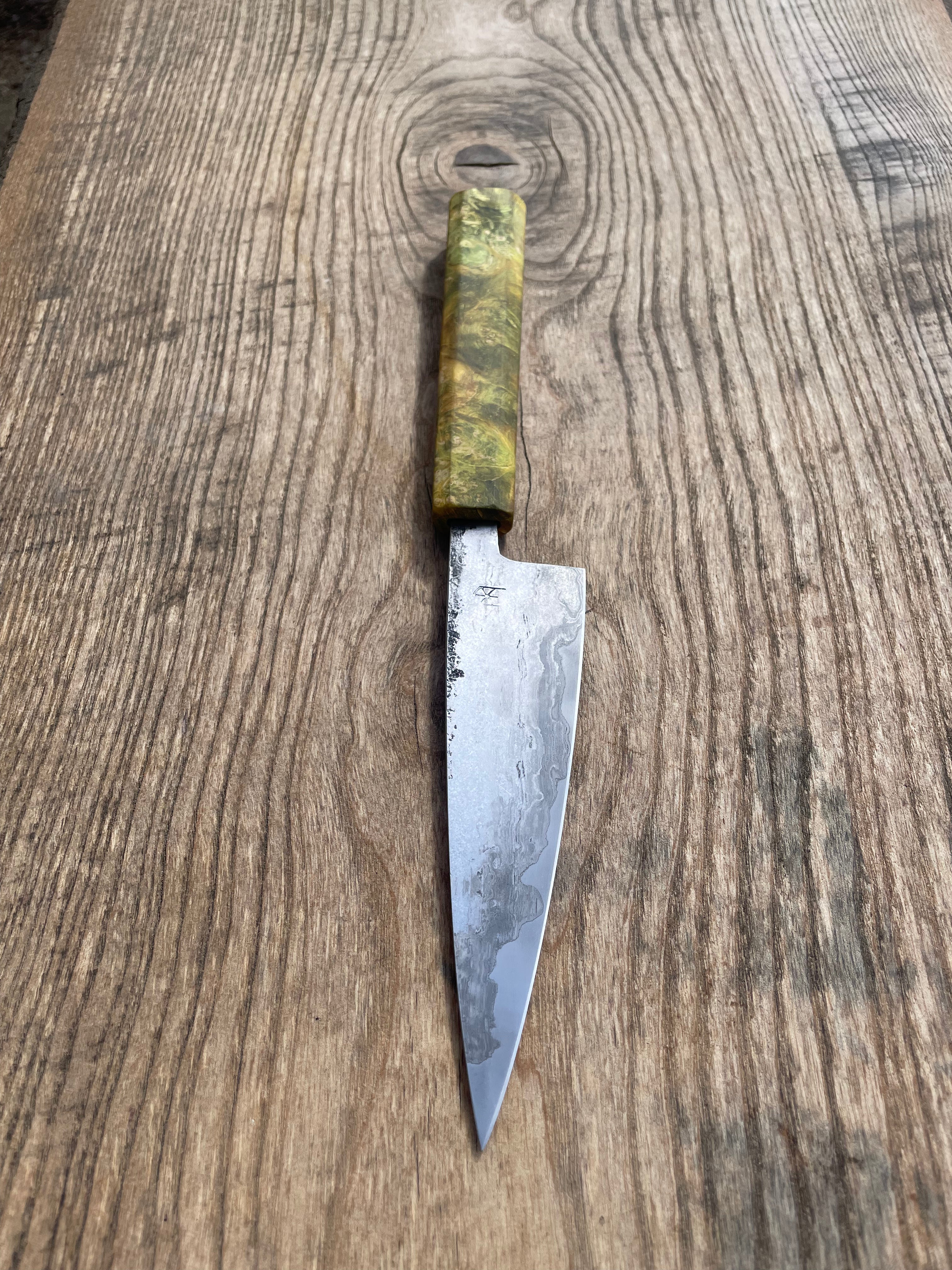 Petty Küchenmesser Götterschmiede handgefertigte Messer handgemachte Messer Klingen Damast Balbach Damast Puddeleisen Laminatstahl Qualität Ästhetik Messermacher Harz handcrafted knives damascus steel traditional forge quality aesthetics