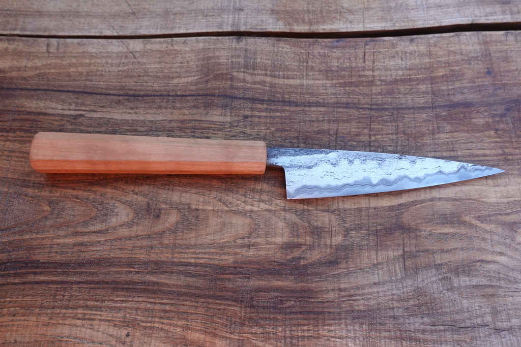 Petty Küchenmesser Götterschmiede handgefertigte Messer handgemachte Messer Klingen Damast Balbach Damast Puddeleisen Laminatstahl Qualität Ästhetik Messermacher Harz handcrafted knives damascus steel traditional forge quality aesthetics