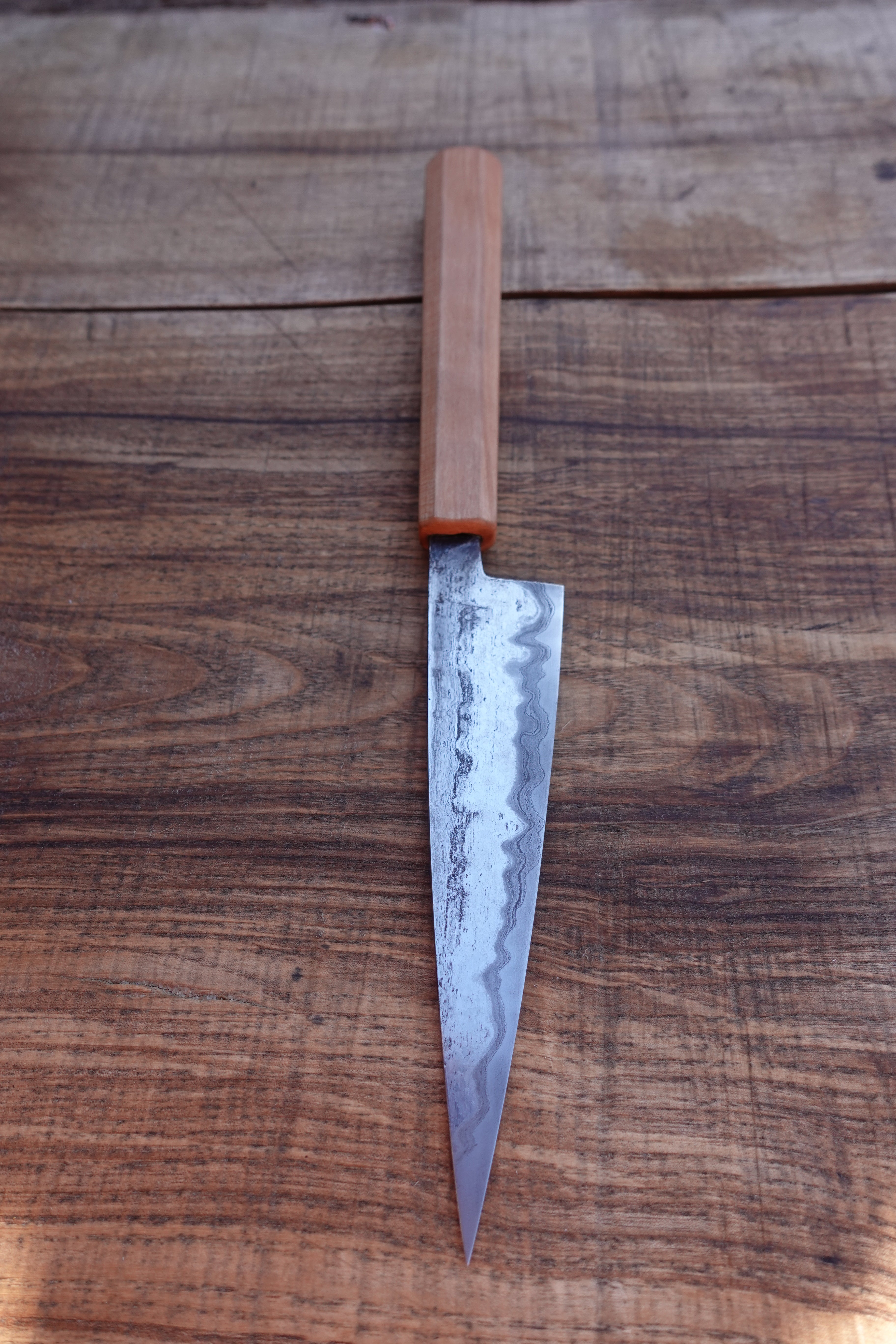 Petty Küchenmesser Götterschmiede handgefertigte Messer handgemachte Messer Klingen Damast Balbach Damast Puddeleisen Laminatstahl Qualität Ästhetik Messermacher Harz handcrafted knives damascus steel traditional forge quality aesthetics