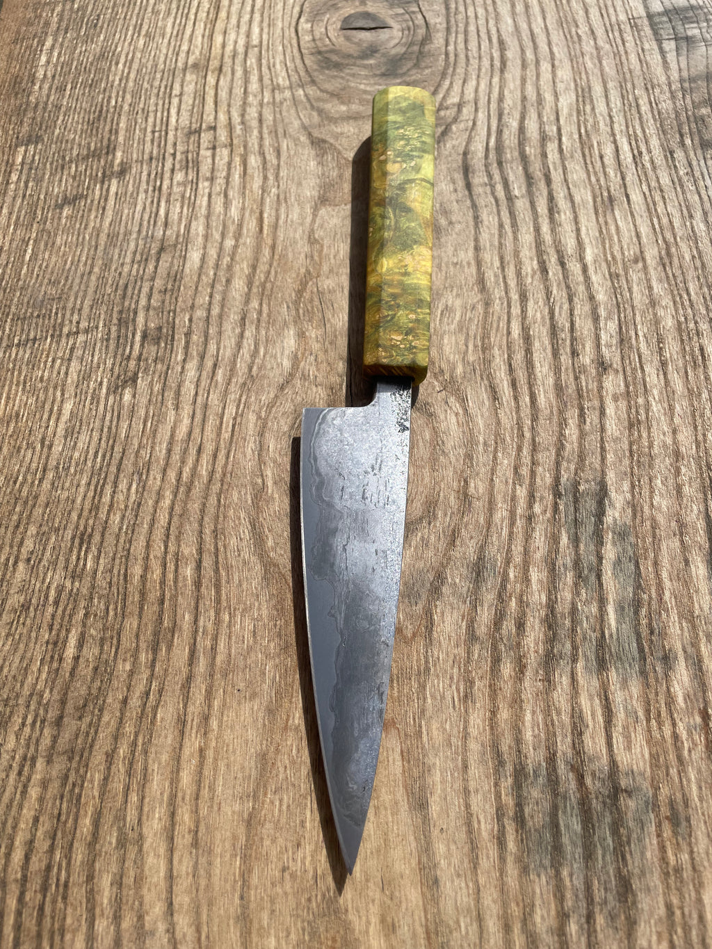 Petty Küchenmesser Götterschmiede handgefertigte Messer handgemachte Messer Klingen Damast Balbach Damast Puddeleisen Laminatstahl Qualität Ästhetik Messermacher Harz handcrafted knives damascus steel traditional forge quality aesthetics