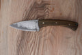 Jagdmesser TNT666 Puddeleisen Götterschmiede handgefertigte Messer handgemachte Messer Klingen Damast Balbach Damast Puddeleisen Laminatstahl Qualität Ästhetik Messermacher Harz handcrafted knives damascus steel traditional forge quality aesthetics